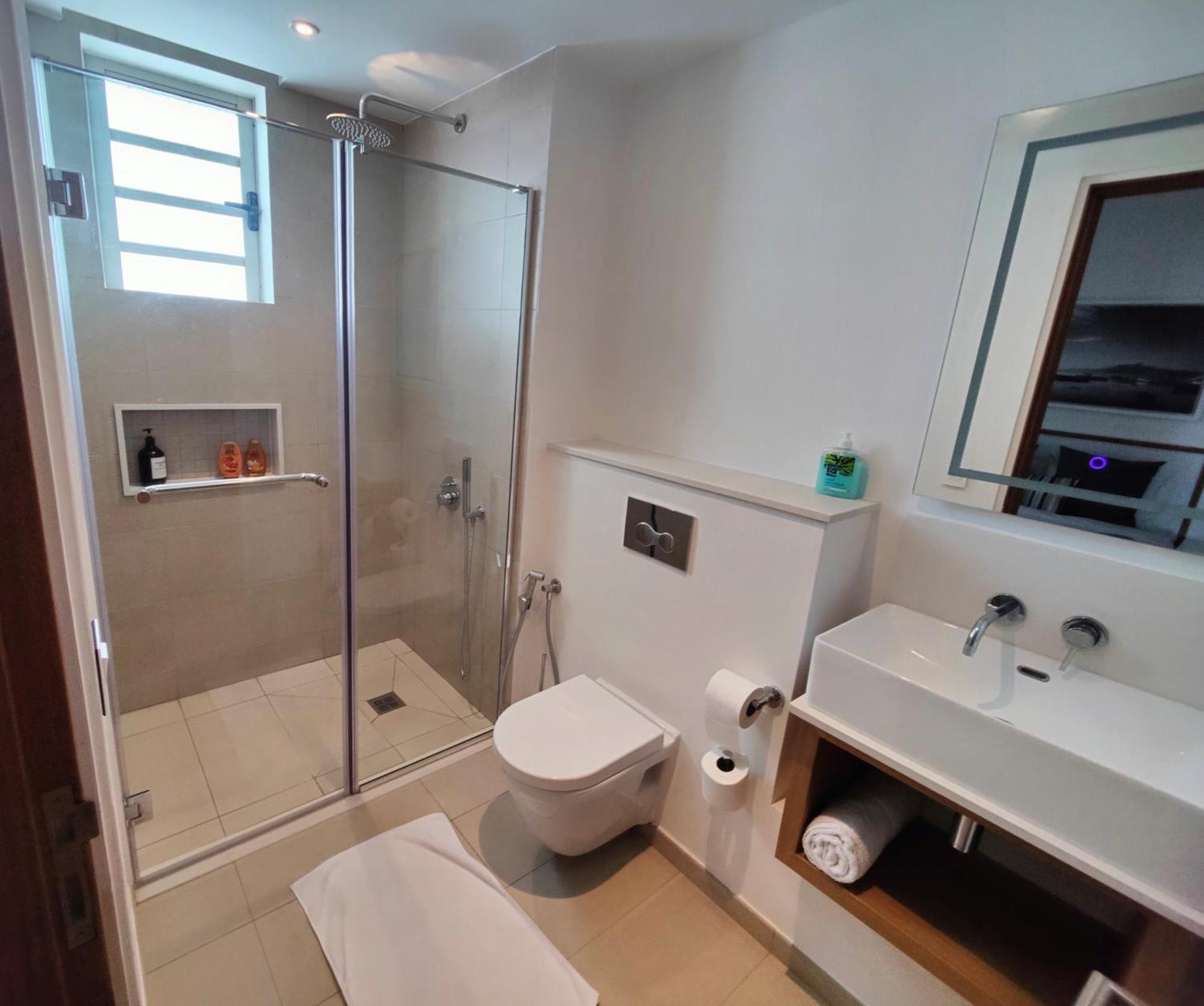 Ocean Point Beach Front Apartment Pointe aux Piments Ngoại thất bức ảnh